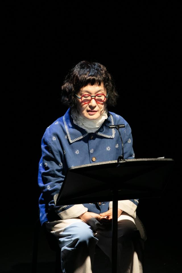 시인 김혜순이 지난 19일 김혜순 시하다-신작 시집 낭독회에서 자신의 시를 소리내 읽고 있다 사진한국문화예술위원회
