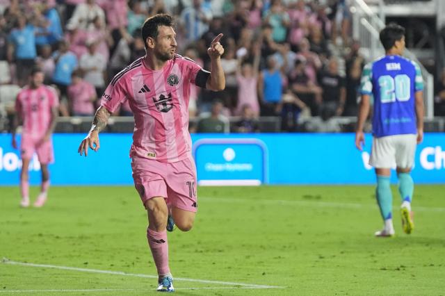 축구의 신 리오넬 메시인터 마이애미가 미국메이저리그사커MLS 생활을 이어갈 전망이다 사진연합뉴스·로이터