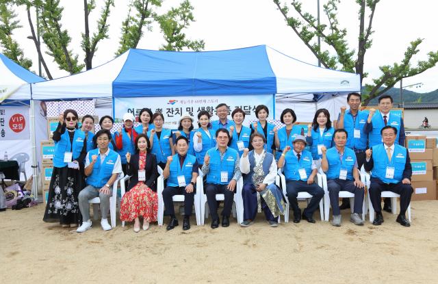 한국재능기부협회이사장 최세규가 지난 20일 경수연보존회회장 이광해와 공동으로 2025 서울 경수연 가족축제에 모인 어르신들을 위한 효잔치 및 생활용품 전달식을 개최했다 사진한국재능기부협회
