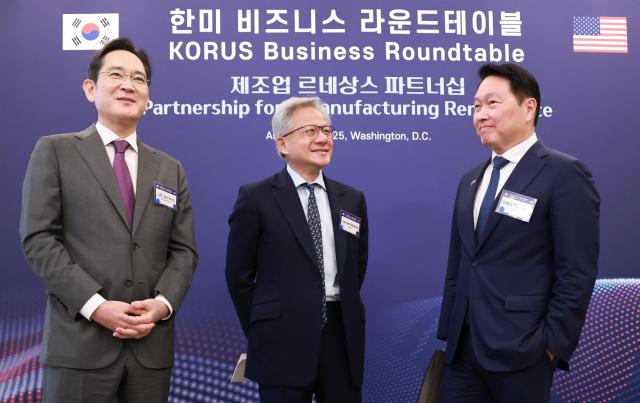 이재용 삼성전자 회장과 최태원 대한상공회의소 회장 겸 SK그룹 회장이 25일현지시간 미국 워싱턴DC 윌라드 호텔에서 열린 한미 비즈니스 라운드 테이블 리셉션에서 젠슨 황 엔비디아 최고경영자CEO와 대화하고 있다 사진연합뉴스