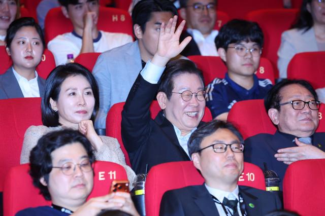 이재명 대통령이 20일 부산 해운대구 영화의전당에서 열린 부산국제영화제 공식상영작 극장의 시간들 관객과의 대화에서 감독과 배우에게 질문하기 위해 손을 들고 있다 사진연합뉴스