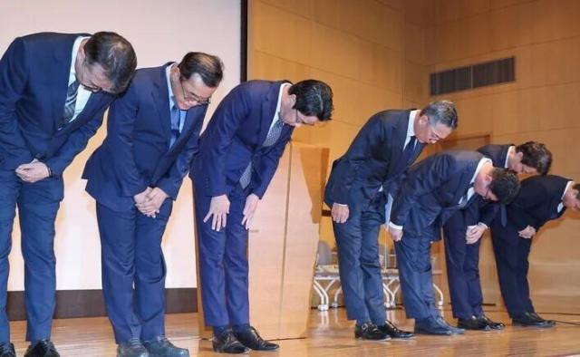 조좌진 롯데카드 대표 등 관계자들이 18일 서울 중구 부영태평빌딩에서 해킹 사고로 인한 고객 정보 유출 사태에 대해 사과하며 고개를 숙이고 있다 사진연합뉴스