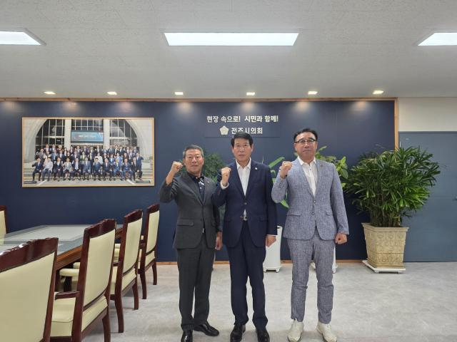 남관우 전주시의회 의장가운데이 대한민국특수임무유공자회 전북지부 정광희 지부장과 신은식 사무처장과 간담회를 갖고 있다사진전주시의회