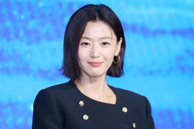 배우 전지현이 2일 서울 종로구 포시즌스호텔에서 열린 디즈니+ 오리지널 시리즈 북극성 제작발표회에서 포즈를 취하고 있다 사진연합뉴스