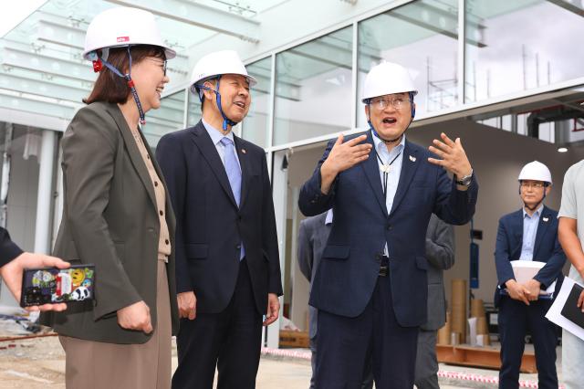구윤철 경제부총리가 지난 19일 경주를 찾아 내달 열리는 2025 APEC 정상 회의 준비 상황을 점검하고 있다 사진경주시