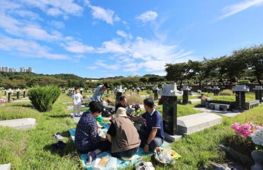 中秋将至市民扫墓忙
