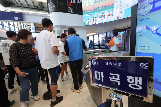 한강버스가 운항을 재개한 21일 서울 여의도 한강버스 선착장을 찾은 시민들이 승선을 기다리고 있다 한강버스는 서울·경기지역 집중호우로 팔당댐 방류량이 늘자 전날 하루 운항을 임시 중단한 바 있다 2025921 사진연합뉴스
