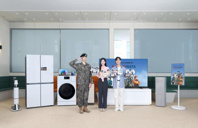 삼성전자 모델이 군인∙경찰∙소방∙교정 공무원 등을 대상으로 풍성한 혜택을 제공하는 K-히어로 페스타를 소개하고 있다 사진삼성전자