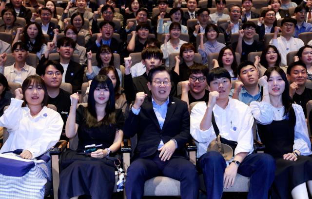 李在明支持率连续两周下滑 朝野两党差距缩小至误差范围内