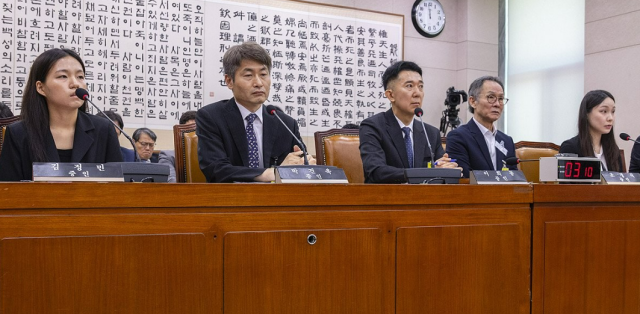 청문회 출석한 관봉권 띠지 유실 사건 관련 검사와 검찰 수사관
