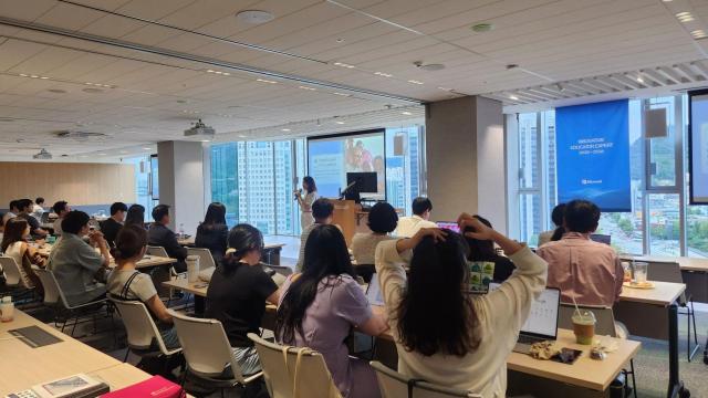 20일 한국마이크로소프트 사무실에서 혁신교사들이 마이크로소프트 AI 도구를 활용한 교육 실습 강의를 듣고 있다 사진한국마이크로소프트
