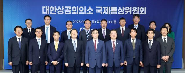 여한구 산업통상자원부 통상교섭본부장이 22일 서울 중구 대한상공회의소 EC룸에서 열린 대한상공회의소 국제통상위원회에서 참석자들과 기념 촬영하고 있다 사진대한상공회의소