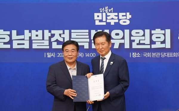 더불어 민주당 호남발전특별위원회 출범식에서 기념사진을 찍고 있는 정청래 대표와 이병훈 수석부위원장 사진더불어민주당