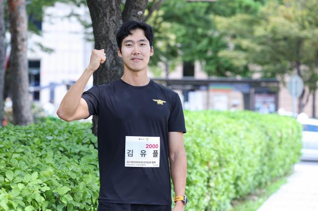 LG유플러스가 순직 소방관들의 숭고한 희생과 헌신을 함께 기리기 위한 추모 마라톤 대회를 개최한다 사진은 LG유플러스 임직원이 119메모리얼런 대회를 알리고 있는 모습사진LG유플러스