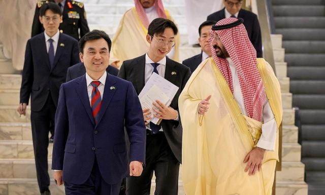 South Korean Defense Minister Ahn Gyu-baek and Saudi National Guard Minister Abdullah bin Bandar walk together in Riyadh on Sept. 21.