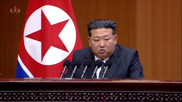 김정은 북한 국무위원장이 지난 21일 최고인민회의에서 조선반도와 주변의 정세추이를 엄정히 분석하며 공화국정부의 원칙적인 대미·대남 입장을 천명했다고 조선중앙TV가 22일 보도했다 사진연합뉴스