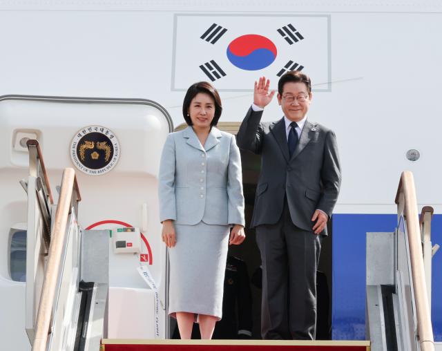 유엔총회 참석차 출국하는 이재명 대통령과 김혜경 여사가 22일 성남 서울공항 공군 1호기에서 인사하고 있다