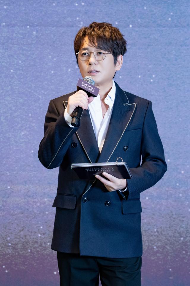 가수 신승훈 사진도로시컴퍼니