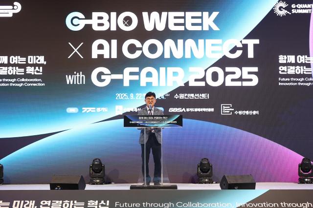 김현곤 경과원장이 22일 오후 수원컨벤션센터에서 열린 ‘G-BIO WEEK X AI Connect With G-FAIR 2025’에 참석해 인사말을 하고 있다 사진경과원