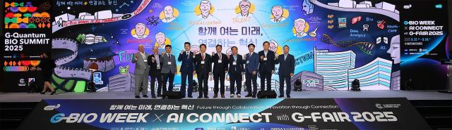 22일 수원컨벤션센터에서 열린 ‘G-BIO WEEK X AI Connect With G-FAIR 2025’에서 주요 참석자들이 기념사진을 찍고 있다 사진경과원