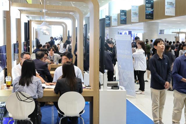 22일 수원컨벤션센터에서 열린 ‘G-BIO WEEK X AI Connect With G-FAIR 2025’를 찾은 관람객들이 부스를 둘러보고 있다 사진경과원