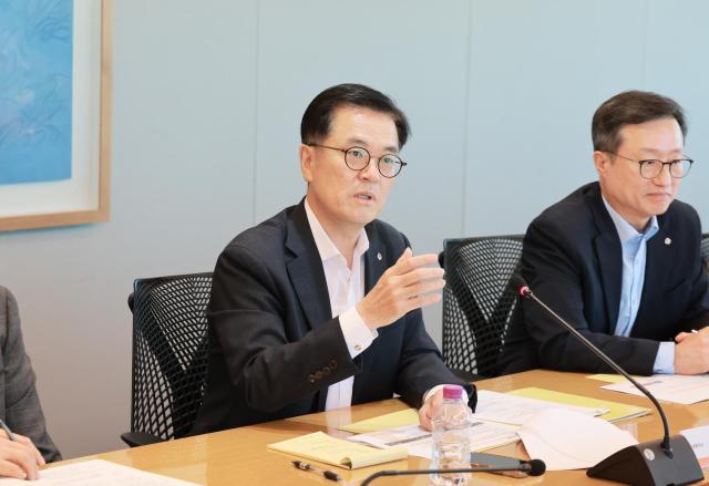 이경근 한화생명 대표사장·왼쪽가 지난 18일 ‘고객신뢰혁신 태스크포스TF’ 첫 회의를 주재하고 있다 사진한화생명