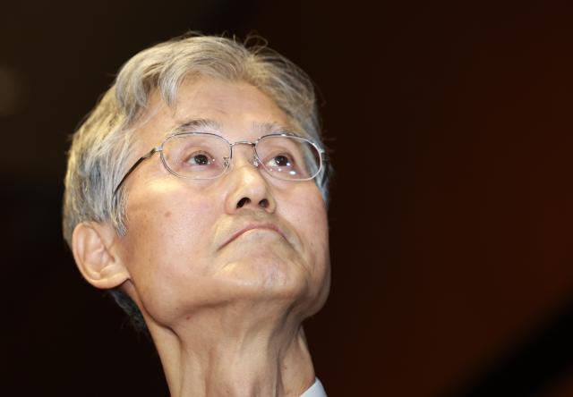 조희대 대법원장이 22일 서울 중구 신라호텔에서 열린 2025 세종 국제 콘퍼런스 개회식에 앞서 세종대왕 관련 전시물을 참관하고 있다