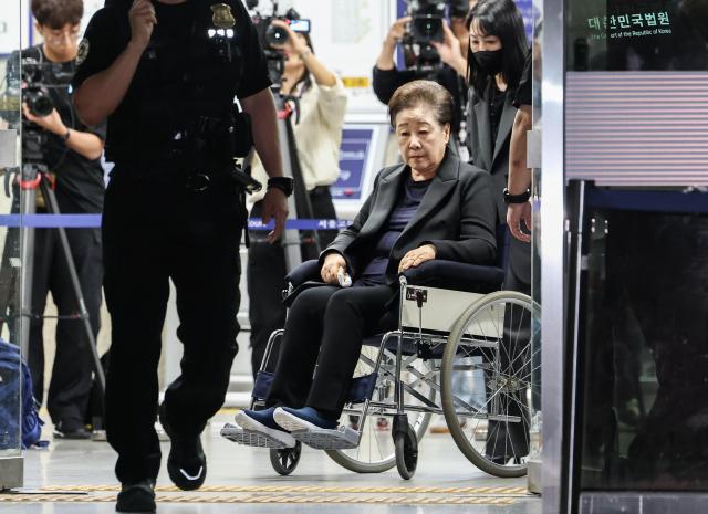 한학자 통일교 총재가 22일 서울중앙지법에서 구속 전 피의자 심문영장실질심사을 마친 뒤 법정을 나서고 있다사진연합뉴스