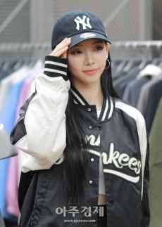 [포토] 카리나, 제 볼캡 어때요?