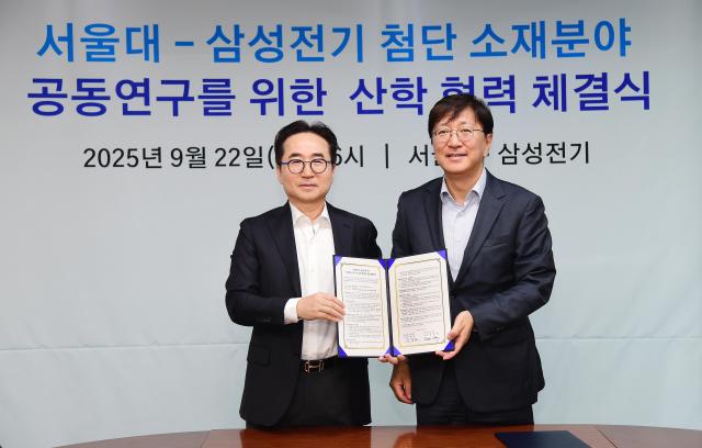 22일 장덕현 삼성전기 사장왼쪽과 김영오 서울대 공대학장오른쪽이 첨단 소재 산학 협력 체결식 후 기념사진을 촬영하고 있다 사진삼성전기