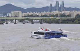PHOTOS: Seouls public transportation on river