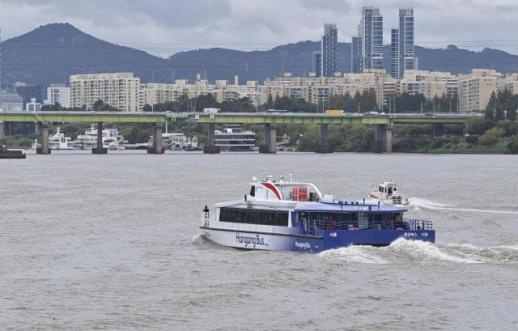 PHOTOS: Seouls public transportation on river