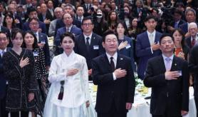 Lee begins his week-long visit to New York