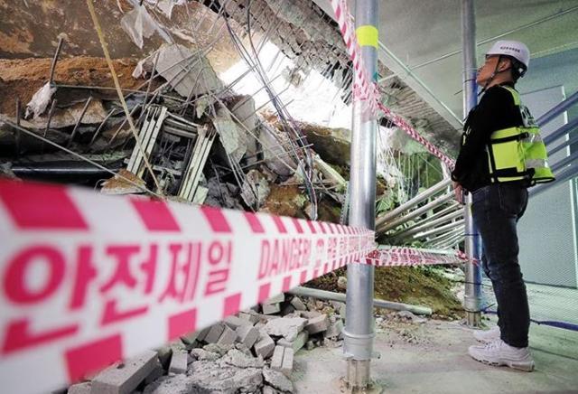 2023년 5월 2일 인천 검단신도시 LH 아파트 지하 주차장 붕괴 현장에서 사고조사관이 현장을 점검하고 있다 사진연합뉴스
