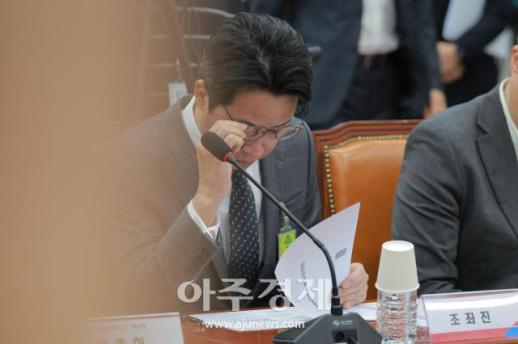 [포토] 자료 살펴보는 조좌진 롯데카드 대표이사