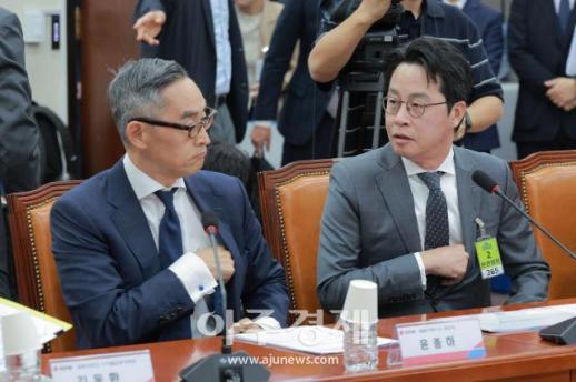 [포토] 대화 나누는 윤종하·조좌진