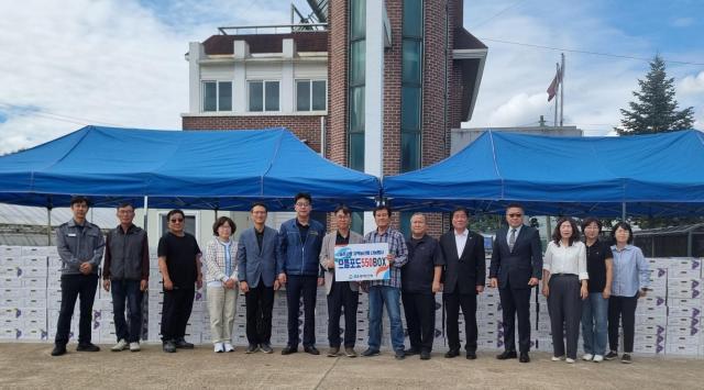 23일 GS동해전력 임직원들이 동해시 대구동 대구경로당 앞마당에서 정성껏 마련한 포도 상자를 전달하고 있다 사진이동원 기자