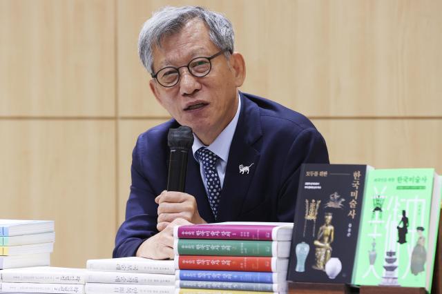 유홍준 국립중앙박물관 관장이 23일 서울 마포구 창비서교빌딩에서 모두를 위한 한국미술사 외국인을 위한 한국미술사 출간 기념 기자간담회를 하고 있다 사진연합뉴스