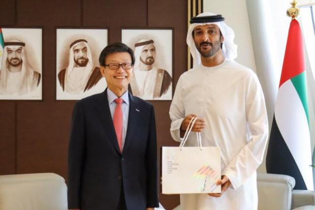 윤진식 한국무역협회KITA 회장왼쪽이 22일현지시간 아랍에미리트UAE 아부다비에서 UAE 경제관광부 압둘라 빈 투크 알 마리Abdulla Bin Touq Al Marri 장관을 만나 기념사진을 촬영하고 있다 사진무협