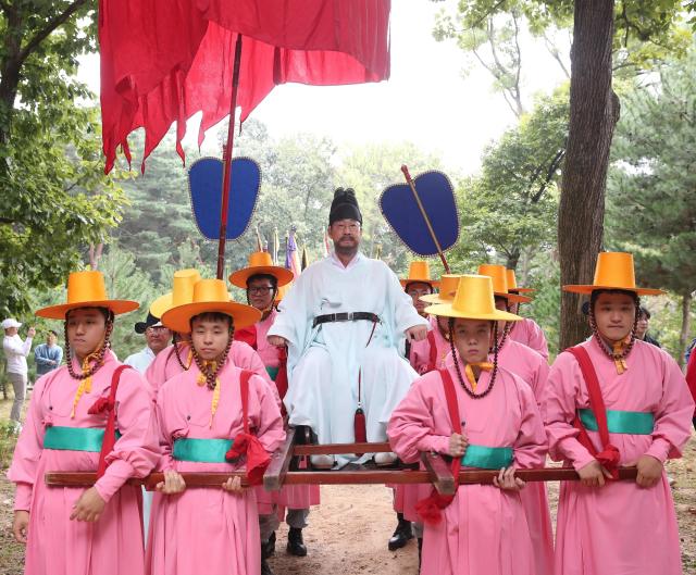 정명근 화성특례시장이 정조대왕 능행차 화성구간을 재현하고 있다 사진화성시