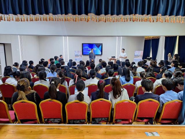 19일 몽골 울란바토르 37번학교에서 유학설명회를 하고 있는 모습사진경남도