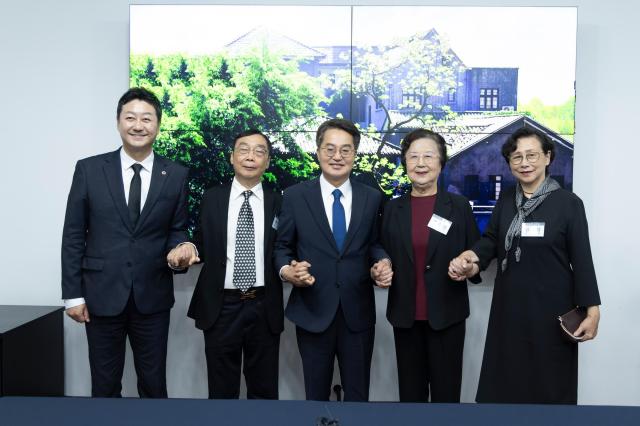 23일 오전 중국 충칭 대한민국 임시정부에서 김동연 경기도지사가 독립운동가 후손과 간담 후 기념촬영을 하고 있다 사진경기도