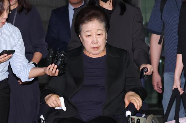 윤석열 정권과 통일교가 연관된 정교유착 국정농단 의혹을 받는 한학자 통일교 총재가 22일 서울중앙지법에서 구속 전 피의자 심문영장실질심사을 마친 뒤 법정을 나서고 있다 사진연합뉴스