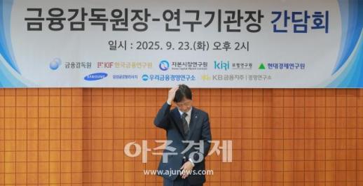 [포토] 머리 만지는 이찬진 금감원장