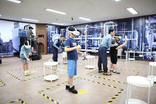 GS칼텍스 여수공장에서 새롬교실 참가 학생들이 안전체험 프로그램을 경험하고 있다 사진GS칼텍스 여수공장