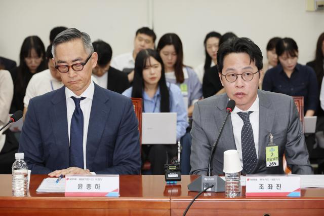 23일 서울 여의도 국회에서 열린 롯데카드 개인정보 유출사태 관련 피해자 보호 방안 및 재발 방지 대책 간담회에서 조좌진 롯데카드 대표가 발언하고 있다 왼쪽에는 윤종하 MBK파트너스 부회장 사진연합뉴스