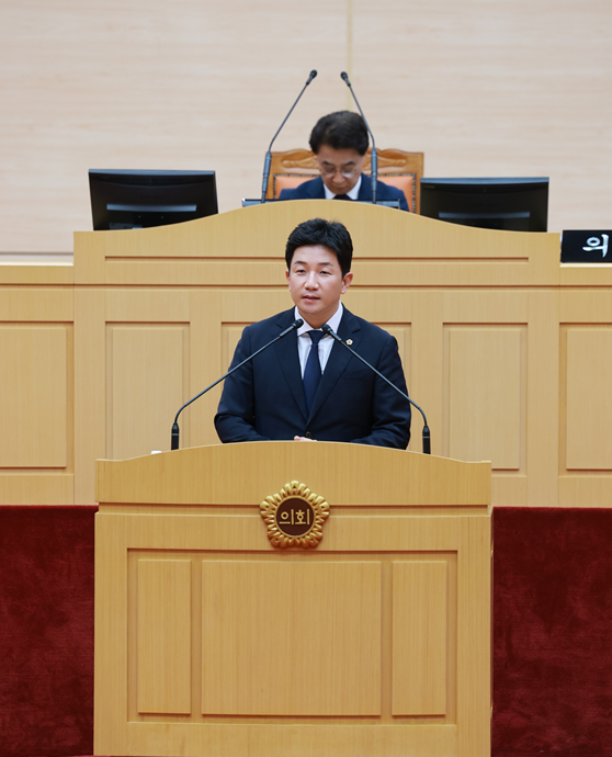 김진남 전라남도의회 의원이 5분 발언에서 전남의 균형 발전을 위해 동부권에 전략산업 관련 전담 부서를 신설할 것을 촉구했다 사진독자제공