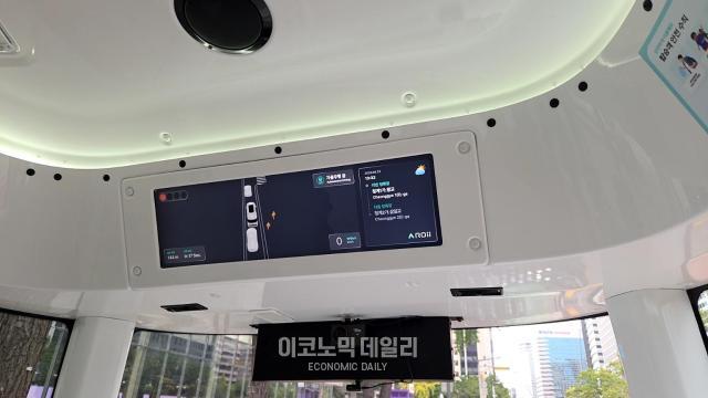 자율주행 셔틀 청계A01 버스 실내 후면 상단에 위치한 패널 사진류청빛 기자