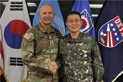 김규하 육군참모총장오른쪽과 랜디 A 조지 미 육군참모총장왼쪽이 22일 경기도 평택 소재 주한미군 기지인 캠프 험프리스에서 만나 인사를 나누고 있다 사진육군 제공 