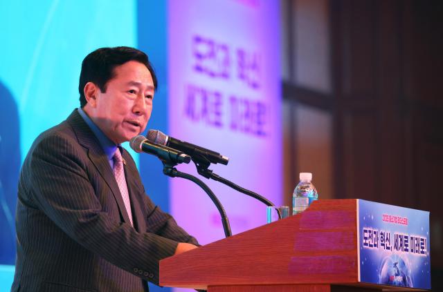 김기문 중소기업중앙회장은 23일 롯데호텔 제주에서 열린  2025 중소기업 리더스포럼 개막식에서 개회사를 하고 있다 사진중소기업중앙회